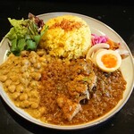 蝦夷（えみし） - 2種盛り合い掛けカレー￥1050(税込)(ひよこ豆のダルカレー・鶏肉のスパイスカレー)