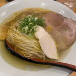 自家製麺 竜葵 - 澄んだ綺麗なスープ