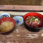 スッツ・オイスター・ビレッジ - 生マグロ丼