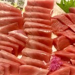 みなと市場 小松鮪専門店 - 左←バチまぐろ！右→本まぐろ！