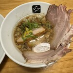 中華そば 髙野 - 甘めのつけ汁。完璧な半熟卵にバラ肉、モモ肉、ワンタンが入ってます。柚子がいいアクセント。