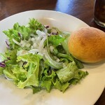 KITCHEN MARU - サラダとパン