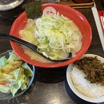 百歩ラーメン - サラダ付き。何ドレッシング？美味しかったですw