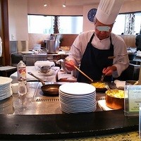 カフェトスカ - オムレツ焼いてます。