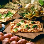 이베리코 쵸리소와 브로콜리, 타레초 치즈의 얇게 구운 마늘 피자 ~아라비아타 소스~