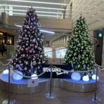 Izakaya Sampei - 近くのビルの入り口のクリスマスツリー