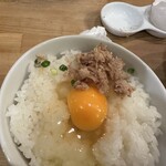 麺屋 極鶏 - 卵がけご飯250円　ご飯おかわり自由