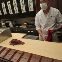 幸鮨 - うん？！一見、セミバージョン。確かに、セミにも、靴にも見えるくつエビちゃん！ごめん〜m(_ _;)mこれから、板長さんが活け造りを始めます〜ドキドキ〜。。。