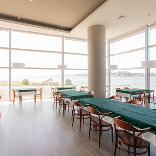 一面に取られた窓から望める宍道湖の絶景