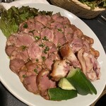 チョンギワ - 料理写真:豚足。味噌をつけてサンチュに乗せてニンニクスライスと青唐辛子スライスを乗せて巻いて食べる
