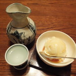 秋神温泉旅館 - （夕食）日本酒「久寿玉」と黒蜜バニラアイス