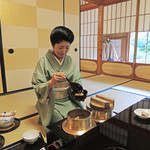 京都 吉兆 嵐山本店 - 美しい手捌きで丁寧に・・