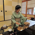 京都 吉兆 - 松茸御飯をよそってくださいます