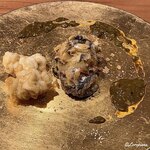 千陽 - 鮑と真鱈の白子の揚物を鮑の肝ソースとともに