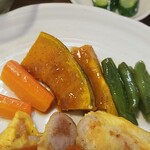 キッチン ブルー グローブ - 備え付けの野菜のアップ