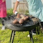 ラ・カーサ・ディ・テツオ オオタ - ハンバーグの調理は外で