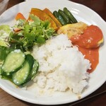 キッチン ブルー グローブ - ２度目のご飯、サラダ、お新香、パクチーはサラダに混ざり、気がつきません、匂うかな？