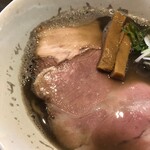 拉麺太极 - セメント色の煮干し10割スープ。煮干し泡が浮かんでます。