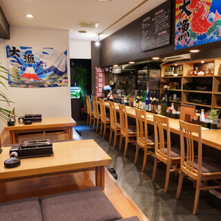 Even for first-time visitors ◎ A homely space where everyone can enjoy drinking together.
