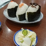 食事処 ときわ - 〆のおにぎり〜、明太子・しゃけ・こんぶ、漬物小皿付き