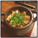 PISERO - Pisero Shumai Bar、寒い時期定番のミニ土鍋麻婆豆腐。写真ではわかりにくいけれど、熱々でジュージューと美味しい音が鳴っています。
            
            辛さ控えめで、白米代わりに〆で食べるもよし。