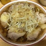 ラーメン二郎 - 小ブタラーメン 800円　麺半分・ニンニク・カラメ・アブラ