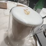ブルガリ イル・カフェ - テーブルでコーヒーを注いでくれるカフェラテ