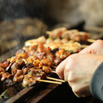 十七番地 - 料理写真:焼とり_肉巻焼いている所