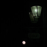 焼きもの家 慶 - くいだおれ通りに昇る月。昨日満月だった月は今日は右側から少し欠けてるはずだけど、肉眼ではまん丸に見える。