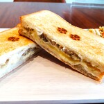 カフェ＆リラクゼーション ねこのて - ホットサンド(オイルサーディン)