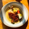 ニド・カフェ - 骨付き鶏もも肉の木の子ソース煮込み