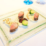 キメラ - メイン：仔羊ロースの炭火焼きと芽キャベツ、３種茸のソテー チーズソース タスマニアペッパー添え '13 11月中旬