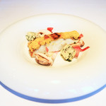 キメラ - メイン：“インカのめざめ”のマッシュポテトで覆った淡路産スズキのポワレ　アンディーブとマッシュルームのサラダ 海藻バターと共に '13 11月中旬