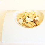 キメラ - パスタ：ホロホロ鶏の柔らか煮込みとポルチーニのペンネッティ 茹で落花生とオレンジカリフラワーのアフェッタート '13 11月中旬