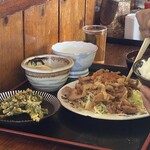 Oo mori - お隣さんの今日の定食
                        2023/11/28
                        かつ丼 500円
                        ✴︎味噌汁、漬物付き