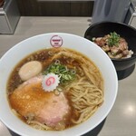 横浜中華そば 維新商店 本店 - 絶品の組み合わせ