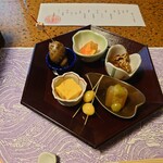 Uojuu Rou - ▷前菜
                全部美味しい味わいではあった
                
                全ての料理は会席料理のように待たれてから出されること無く
                出来た順番で立て続けに提供されることもある
                
                かと思えばまだ来ないなあ、みたいなこともあった