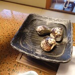 Uojuu Rou - ◯蛤陶板焼き
      加熱する前の陶板には塩水は入っていなかった
      それは確認済み