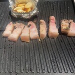 Horumommomoko - サムギョプサルのにんにくホイル焼き、豚バラ