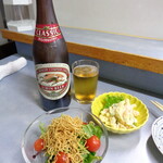 かわむら - 「ビール」（660円）　お通し2品