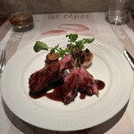 ラ シャッス - ❹占冠産子ヒグマ（3歳くらい）の骨付きロースとモモ肉の炭火焼き、グリーンペッパーと赤ワインのソース。