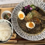 和菓子と日本酒と薬草茶屋のある駄菓子屋さん 和氣和氣 - 和風薬膳スープカレー