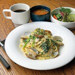 Anchovy cream pasta with clams and rape blossoms