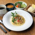 Red sea bream from Kumamoto prefecture and root vegetable chips simmered in white wine