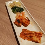 近江うし 焼肉 にくTATSU - ①キムチ・ナムル