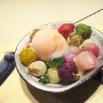 Maaki - 無農薬野菜のお菓子：色鮮やかな自然の色彩で構成された 色とりどりの丸いお菓子が盛られています。その横には殻付きの半熟卵と ビーツのソースの入った注射器が添えられています。 盛られたお菓子の中央にくぼみを作って卵を割って、注射器でソースをかけるor注入していただきます。