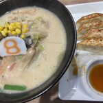 8番らーめん - 餃子は一個先に食べてしまいました(^◇^;)