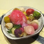 Maaki - 無農薬野菜のお菓子：色鮮やかな自然の色彩で構成された 色とりどりの丸いお菓子が盛られています。その横には殻付きの半熟卵と ビーツのソースの入った注射器が添えられています。 盛られたお菓子の中央にくぼみを作って卵を割って、注射器でソースをかけるor注入していただきます。