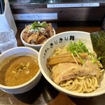 225952039 - 限定カレーつけ麺 1050円 中盛り80円 ランチ肉めし250円