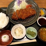 Tonkatsu Tomato Akanasuya - （左から）白米、ポン酢おろし用の大根おろし、ポテサラ、とんかつ、わらび餅、漬物、ソース、豚汁